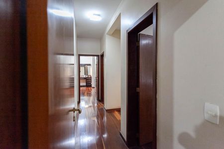 Casa à venda com 1000m², 4 quartos e 8 vagas Casa à venda com 1000m², 4 quartos e 8 vagasCorredor