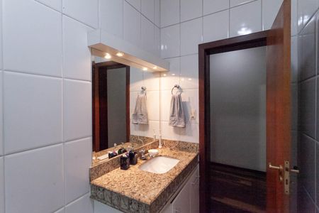 Casa à venda com 1000m², 4 quartos e 8 vagas Casa à venda com 1000m², 4 quartos e 8 vagasBanheiro social
