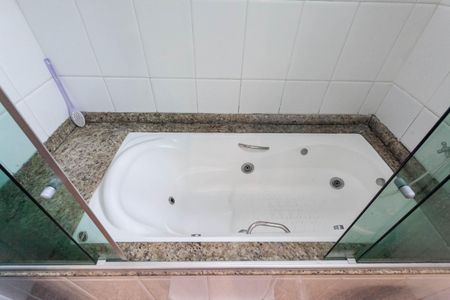 Casa à venda com 1000m², 4 quartos e 8 vagas Casa à venda com 1000m², 4 quartos e 8 vagasBanheiro da suíte