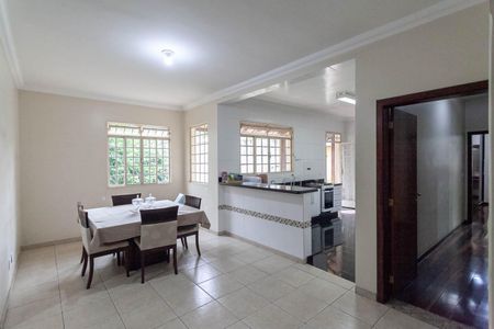 Casa à venda com 1000m², 4 quartos e 8 vagas Casa à venda com 1000m², 4 quartos e 8 vagasCopa