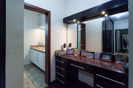 Casa à venda com 1000m², 4 quartos e 8 vagas Casa à venda com 1000m², 4 quartos e 8 vagasSuíte