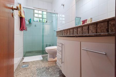 Casa à venda com 1000m², 4 quartos e 8 vagas Casa à venda com 1000m², 4 quartos e 8 vagasBanheiro social