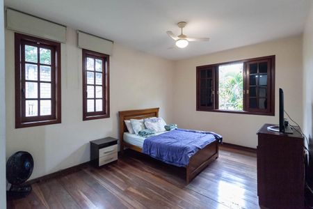 Casa à venda com 1000m², 4 quartos e 8 vagas Casa à venda com 1000m², 4 quartos e 8 vagasSuíte