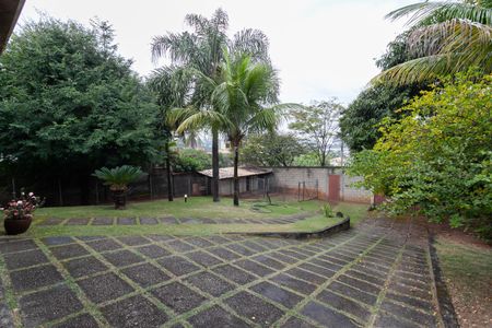 Casa à venda com 1000m², 4 quartos e 8 vagas Casa à venda com 1000m², 4 quartos e 8 vagasQuintal