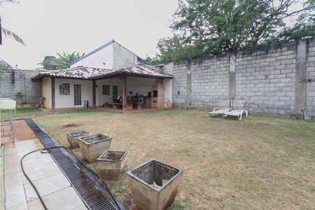 Casa à venda com 1000m², 4 quartos e 8 vagas Casa à venda com 1000m², 4 quartos e 8 vagasQuintal