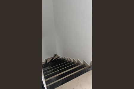 Apartamento à venda com 108m², 2 quartos e 2 vagas Apartamento à venda com 108m², 2 quartos e 2 vagasEscada