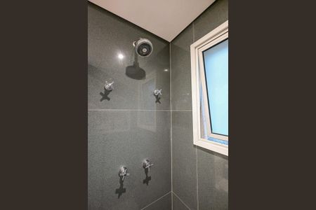 Apartamento à venda com 205m², 4 quartos e 4 vagasChuveiro da Suíte 1