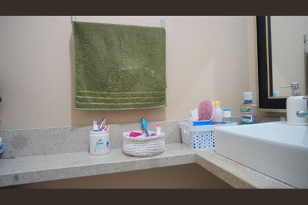 Casa de condomínio à venda com 87m², 3 quartos e 2 vagasBanheiro corredor 