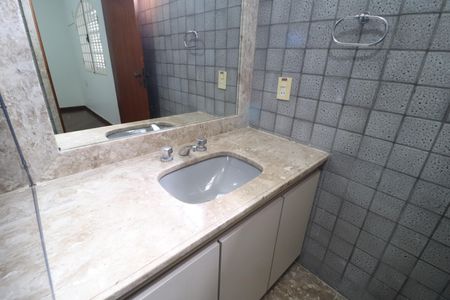 Casa para alugar com 424m², 4 quartos e 5 vagasBanheiro do Quarto 2