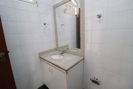 Casa para alugar com 424m², 4 quartos e 5 vagasBanheiro