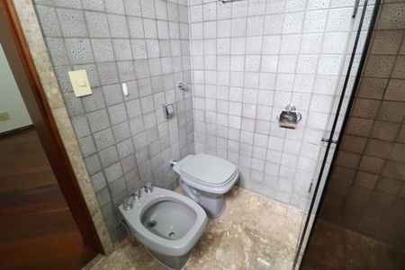 Casa para alugar com 424m², 4 quartos e 5 vagasBanheiro do Quarto 2