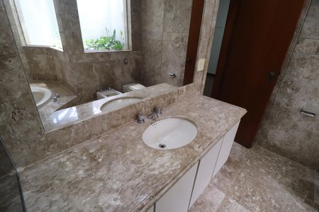 Casa para alugar com 424m², 4 quartos e 5 vagasBanheiro do Quarto 3