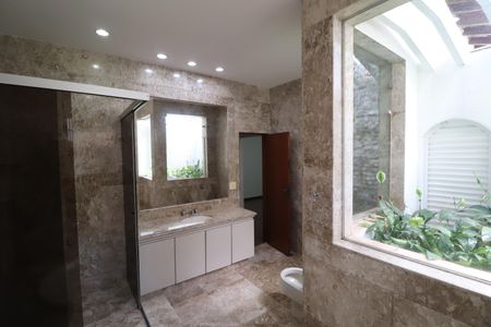 Casa para alugar com 424m², 4 quartos e 5 vagasBanheiro do Quarto 3