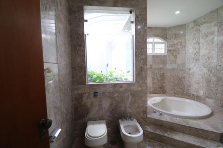 Casa para alugar com 424m², 4 quartos e 5 vagasBanheiro do Quarto 3