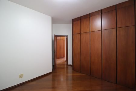 Casa para alugar com 424m², 4 quartos e 5 vagasQuarto 2 - Suíte