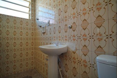 Banheiro de kitnet/studio para alugar com 1 quarto, 30m² em Jardim Dona Leopoldina, Porto Alegre