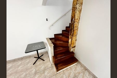 Casa para alugar com 200m², 3 quartos e 1 vaga Casa para alugar com 200m², 3 quartos e 1 vagaEscada