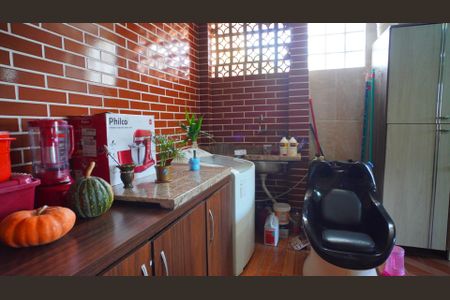 Área serviço  de casa à venda com 4 quartos, 102m² em Medianeira, Porto Alegre