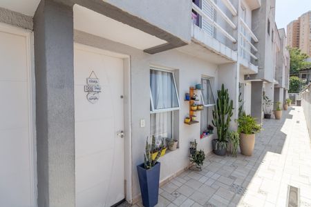 Casa de condomínio à venda com 54m², 2 quartos e 2 vagas Casa de condomínio à venda com 54m², 2 quartos e 2 vagasFachada