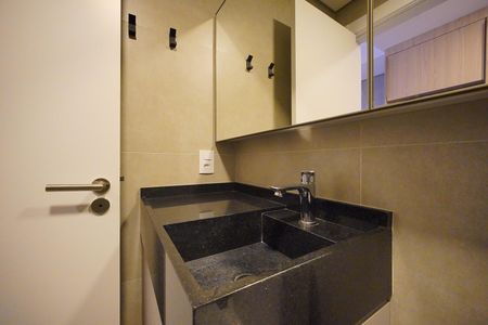 Banheiro de kitnet/studio para alugar com 1 quarto, 31m² em Trindade, Florianópolis