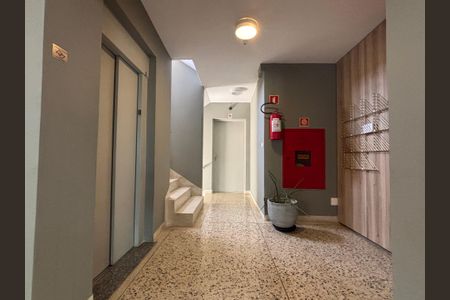 Apartamento à venda com 77m², 2 quartos e sem vaga Apartamento à venda com 77m², 2 quartos e sem vagaHall