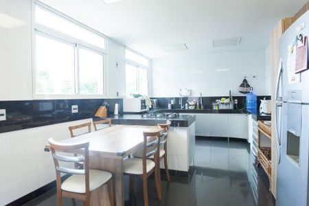 Casa de condomínio para alugar com 2300m², 5 quartos e 10 vagasCozinha