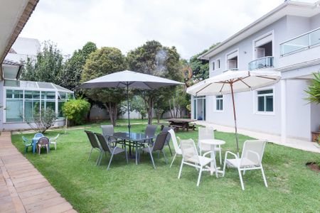 Casa de condomínio para alugar com 2300m², 5 quartos e 10 vagasQuintal