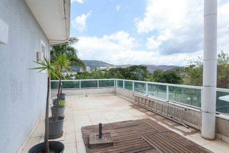 Casa de condomínio para alugar com 2300m², 5 quartos e 10 vagasVaranda