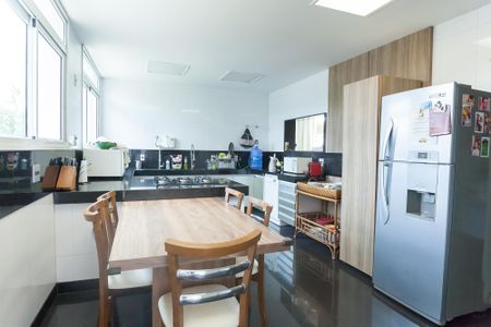 Casa de condomínio para alugar com 2300m², 5 quartos e 10 vagasCozinha