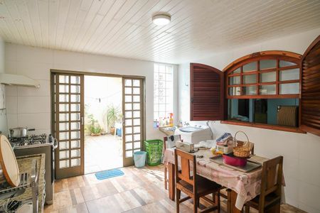 Casa à venda com 295m², 4 quartos e 3 vagasCozinha e área de serviço