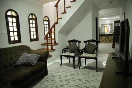 Casa à venda com 180m², 3 quartos e 2 vagasSala