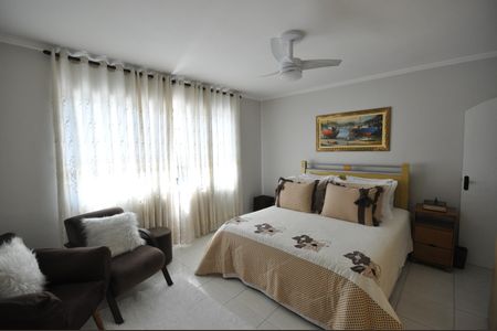 Casa à venda com 234m², 4 quartos e 2 vagasQuarto Suíte