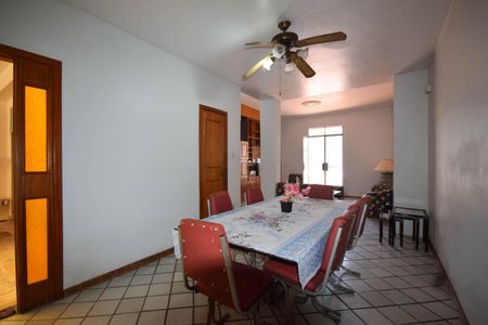 Casa à venda com 275m², 6 quartos e 4 vagas Casa à venda com 275m², 6 quartos e 4 vagasSala de Jantar