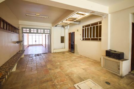 Casa à venda com 275m², 6 quartos e 4 vagas Casa à venda com 275m², 6 quartos e 4 vagasÁrea externa