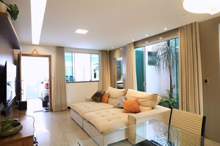 Sala de casa à venda com 3 quartos, 209m² em Alvorada, Belo Horizonte