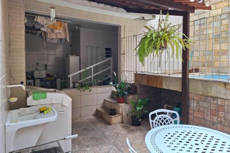 Casa à venda com 136m², 5 quartos e 1 vagaQuintal