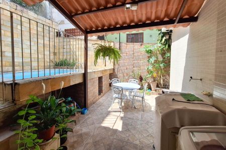 Casa à venda com 136m², 5 quartos e 1 vagaÁrea de Serviço