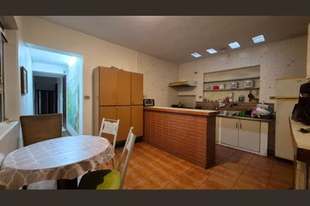 Casa à venda com 329m², 4 quartos e 6 vagasCozinha 2