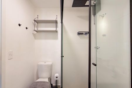 Banheiro de kitnet/studio para alugar com 1 quarto, 23m² em Vila Mariana, São Paulo