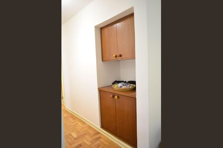 Apartamento à venda com 99m², 2 quartos e sem vagaArmário no corredor