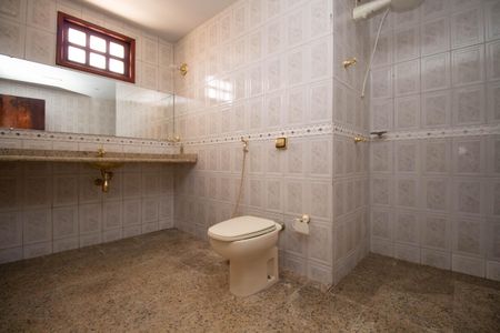 Casa de condomínio para alugar com 450m², 7 quartos e 3 vagasBanheiro da Suíte