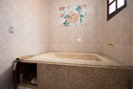 Casa de condomínio para alugar com 450m², 7 quartos e 3 vagasBanheiro da Suíte Master