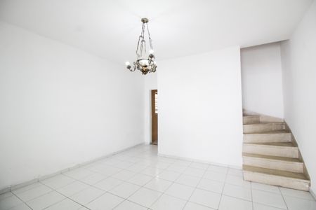 Casa para alugar com 120m², 3 quartos e 8 vagas Casa para alugar com 120m², 3 quartos e 8 vagasSala