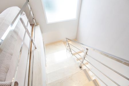 Casa de condomínio à venda com 379m², 4 quartos e 4 vagas Casa de condomínio à venda com 379m², 4 quartos e 4 vagasEscada