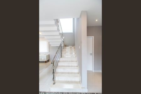 Casa de condomínio à venda com 379m², 4 quartos e 4 vagas Casa de condomínio à venda com 379m², 4 quartos e 4 vagasEscada