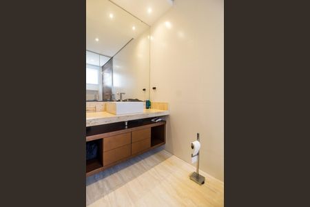 Casa de condomínio à venda com 379m², 4 quartos e 4 vagas Casa de condomínio à venda com 379m², 4 quartos e 4 vagasBanheiro da Suíte