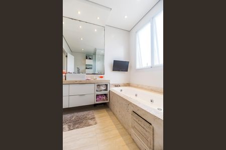 Casa de condomínio à venda com 379m², 4 quartos e 4 vagas Casa de condomínio à venda com 379m², 4 quartos e 4 vagasBanheiro da Suíte