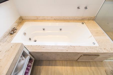 Casa de condomínio à venda com 379m², 4 quartos e 4 vagas Casa de condomínio à venda com 379m², 4 quartos e 4 vagasDetalhe do Banheiro da Suite