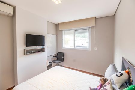 Casa de condomínio à venda com 379m², 4 quartos e 4 vagas Casa de condomínio à venda com 379m², 4 quartos e 4 vagasSuíte 4