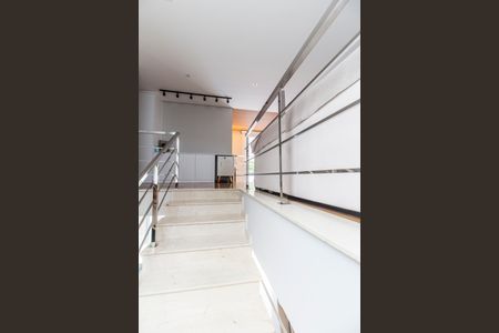 Casa de condomínio à venda com 379m², 4 quartos e 4 vagas Casa de condomínio à venda com 379m², 4 quartos e 4 vagasEscada